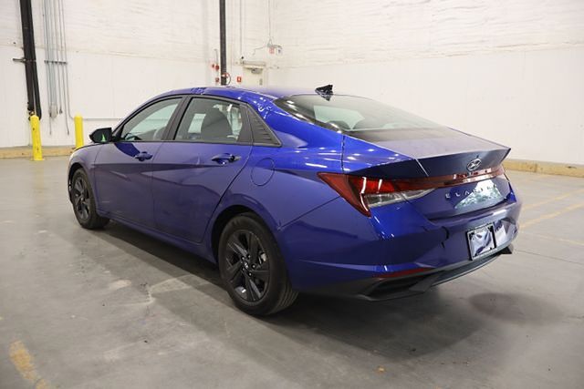 2023 Hyundai Elantra SEL photo 3