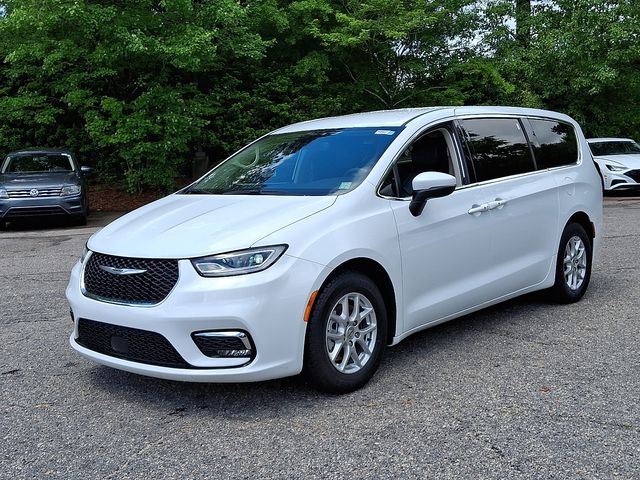 2023 Chrysler Pacifica Touring L photo 3