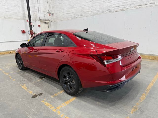 2022 Hyundai Elantra SEL photo 3
