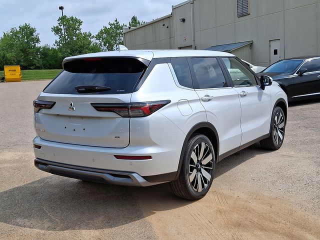 2025 Mitsubishi Outlander SE photo 4