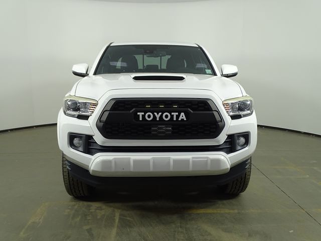 2018 Toyota Tacoma TRD Sport V6 photo 2