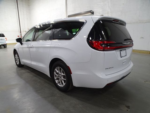 2024 Chrysler Pacifica Touring L photo 3