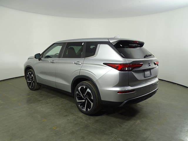 2022 Mitsubishi Outlander ES photo 3