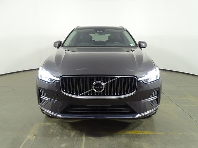 2023 Volvo XC60 B5 Plus photo 2