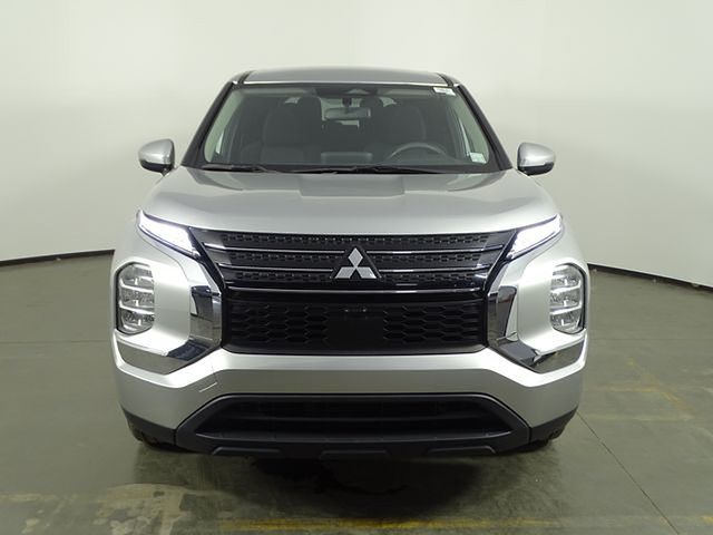 2022 Mitsubishi Outlander ES photo 2