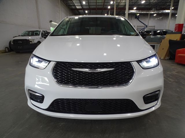 2024 Chrysler Pacifica Touring L photo 2