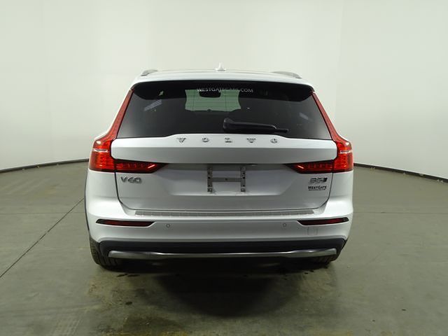 2023 Volvo V60 Cross Country B5 AWD Ultimate photo 4