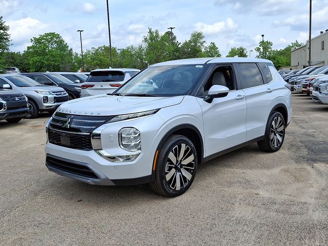 2025 Mitsubishi Outlander SE photo 2