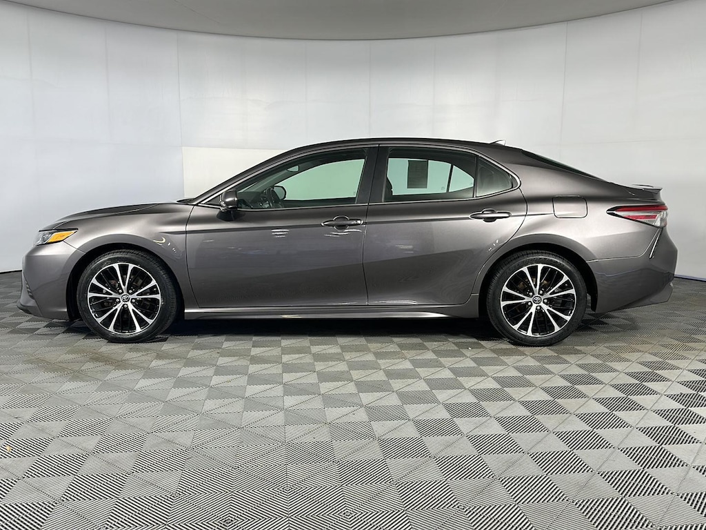 Used 2019 Toyota Camry SE Sedan