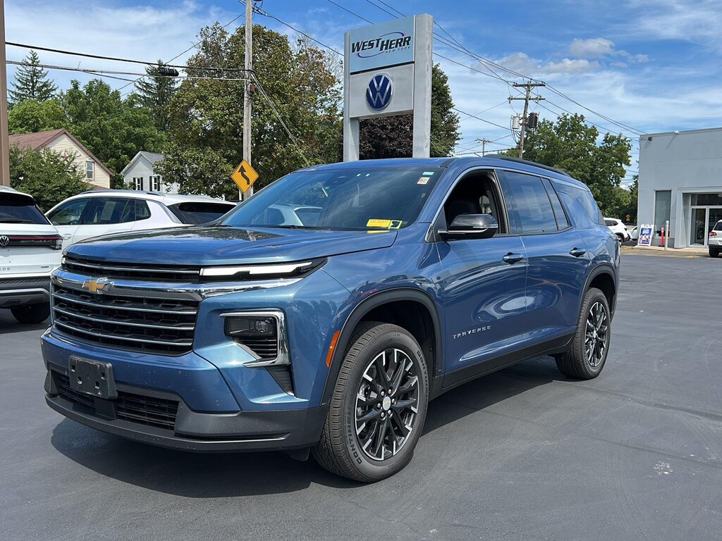 Used 2025 Chevrolet Traverse AWD LT SUV