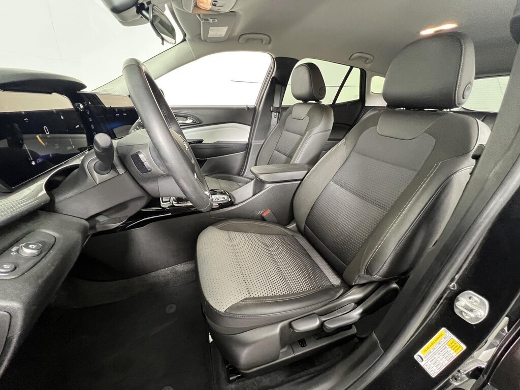 Used 2025 Chevrolet Trax LT SUV