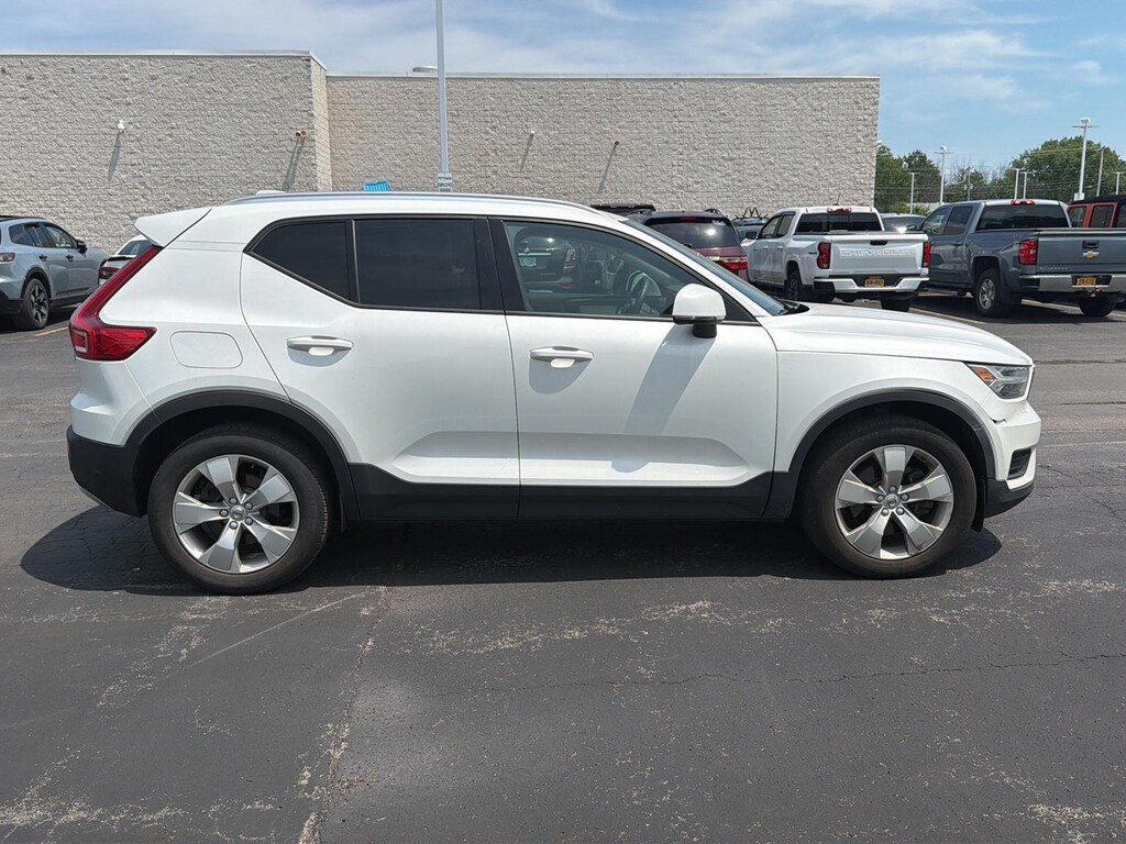 Used 2022 Volvo XC40 Momentum SUV