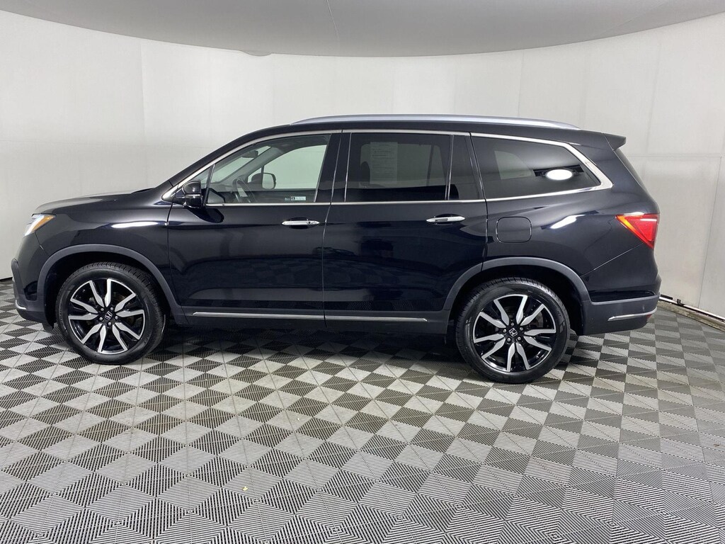 Used 2022 Honda Pilot Touring w/Rear Captains Chairs SUV