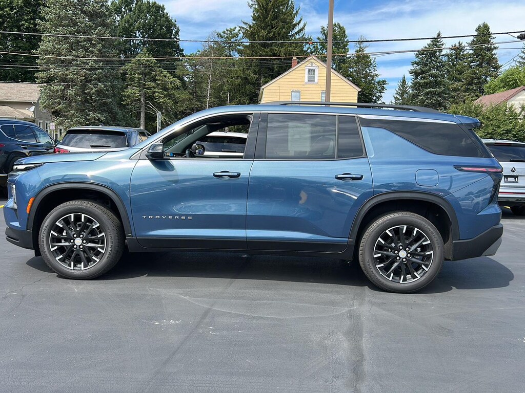 Used 2025 Chevrolet Traverse AWD LT SUV