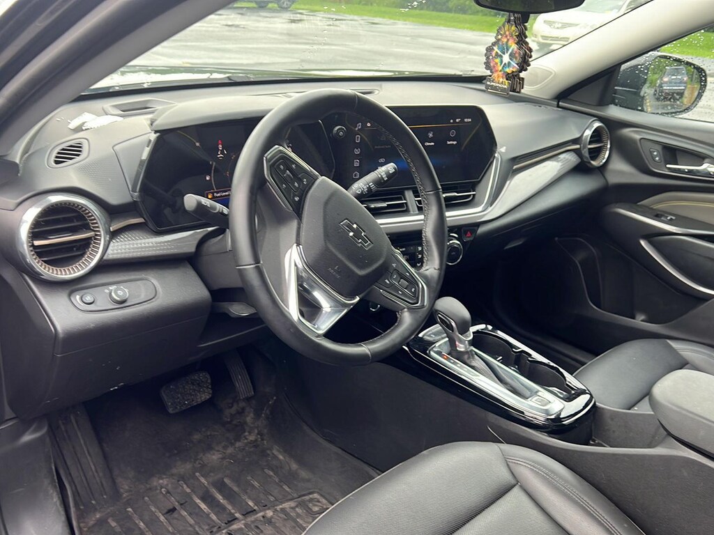 Used 2025 Chevrolet Trax Activ SUV