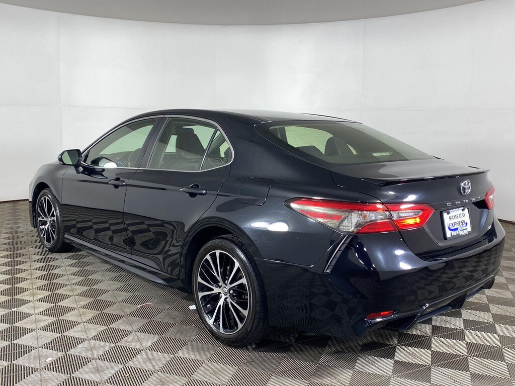 Used 2018 Toyota Camry SE Sedan
