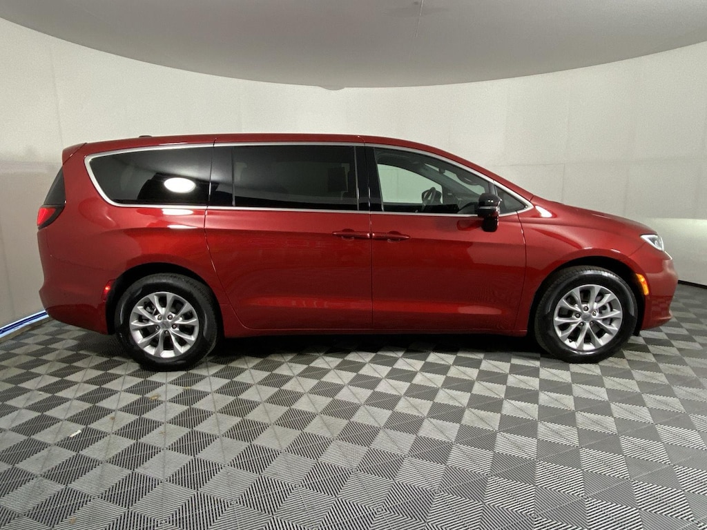 Used 2025 Chrysler Pacifica Select Van
