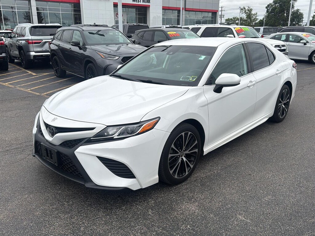 Used 2020 Toyota Camry SE Sedan
