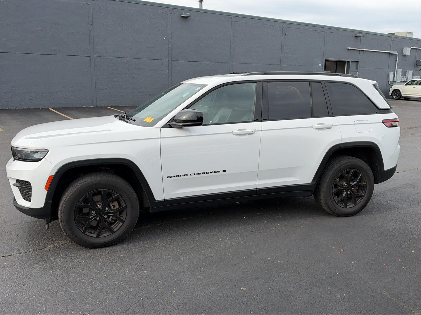 Used 2024 Jeep Grand Cherokee Altitude SUV