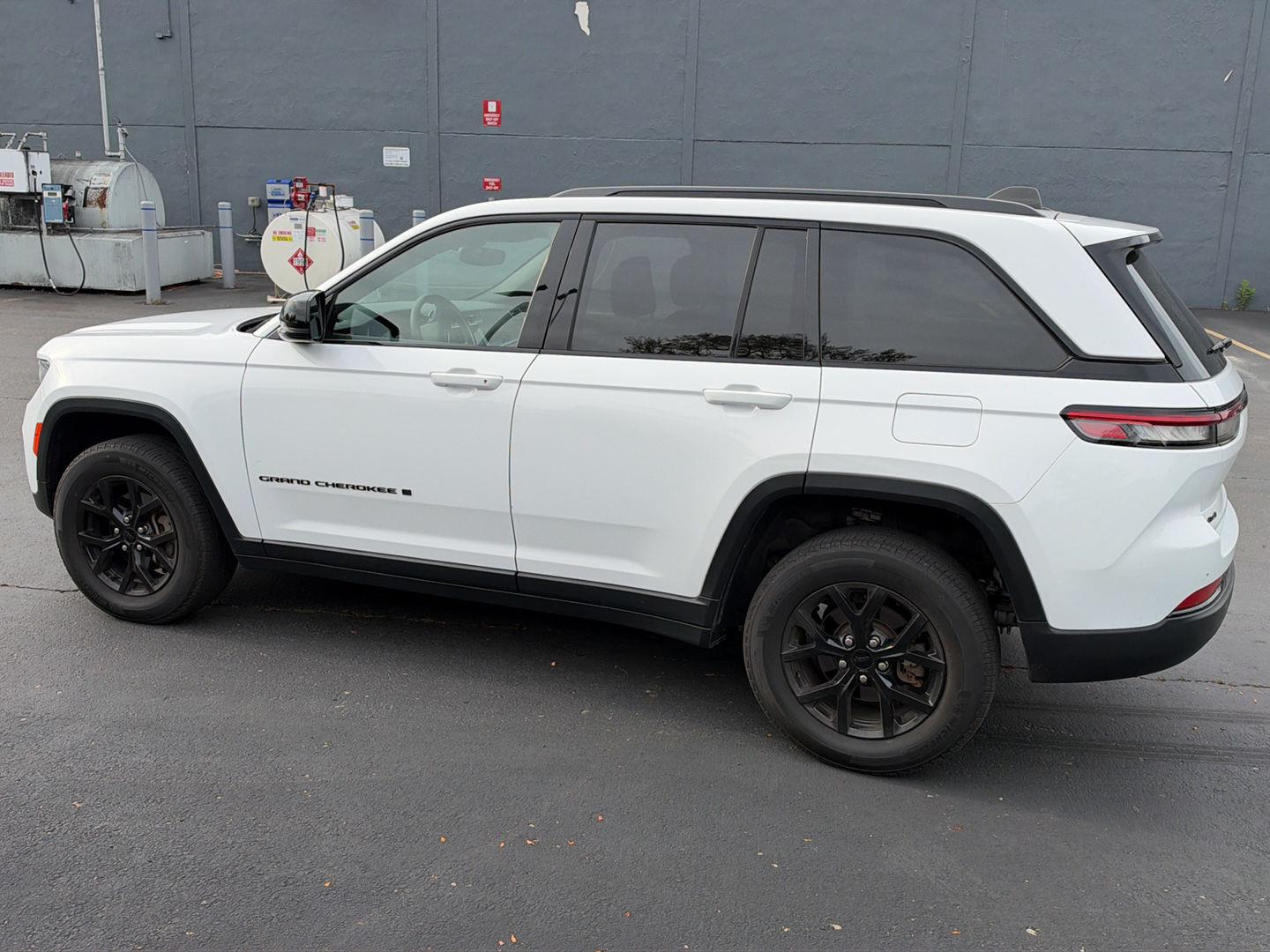 Used 2024 Jeep Grand Cherokee Altitude SUV