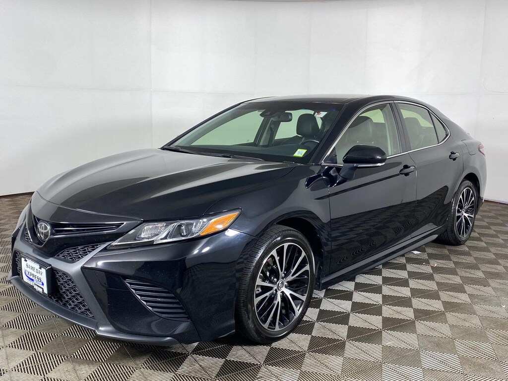 Used 2018 Toyota Camry SE Sedan
