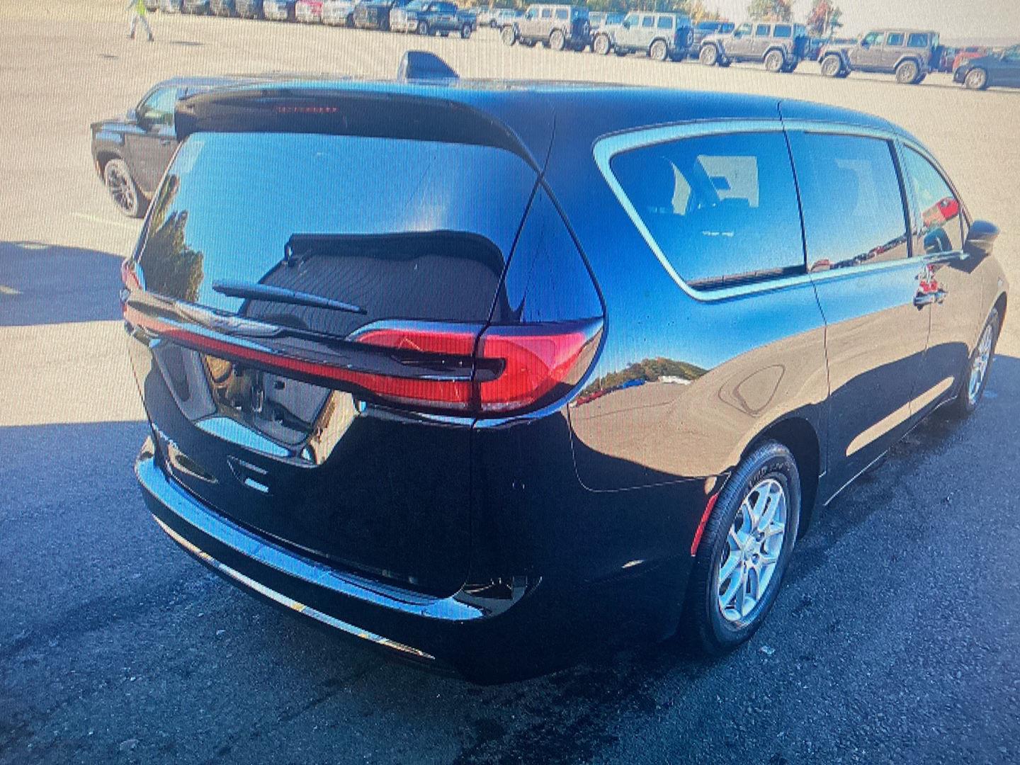 Certified 2026 Chrysler Pacifica Select Van