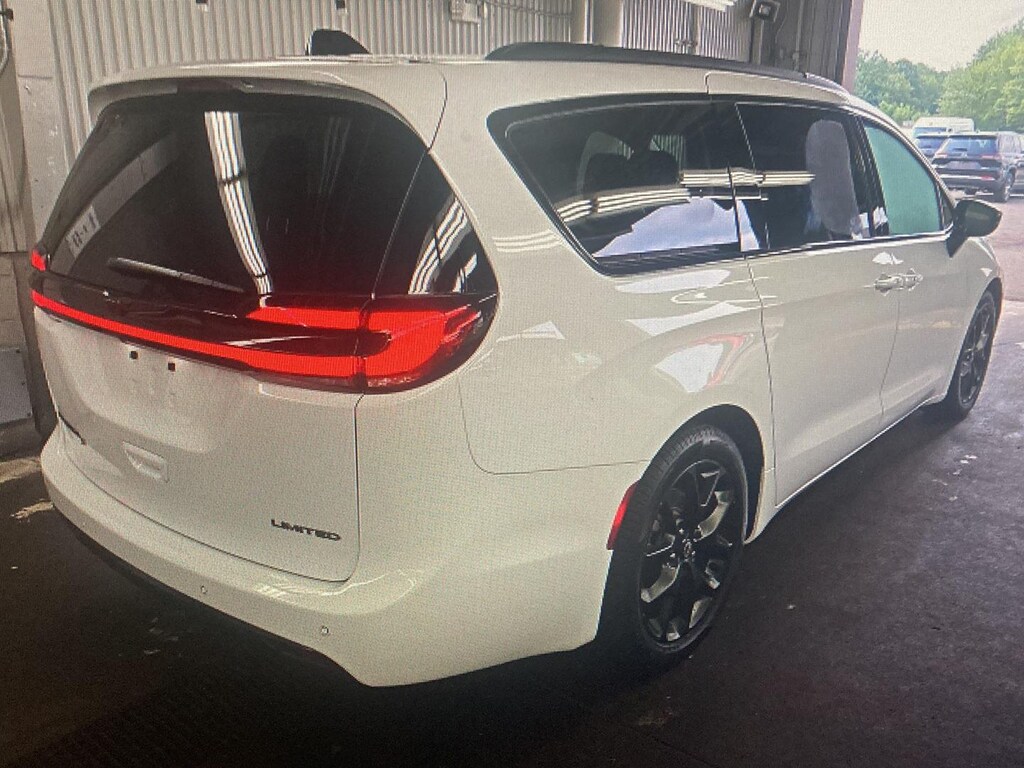Certified 2025 Chrysler Pacifica Limited Van