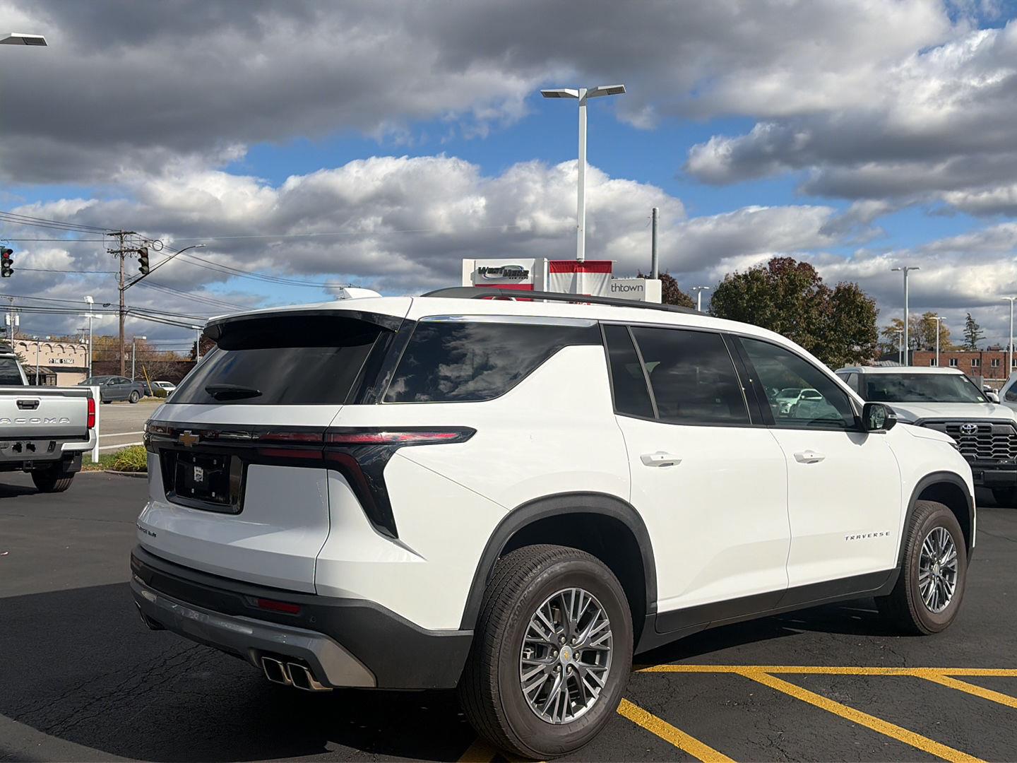 Used 2025 Chevrolet Traverse AWD LT SUV