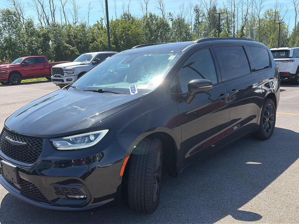 Certified 2022 Chrysler Pacifica Limited Van