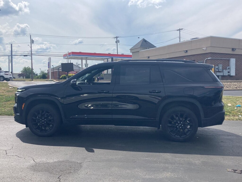 Used 2025 Chevrolet Traverse AWD LT SUV