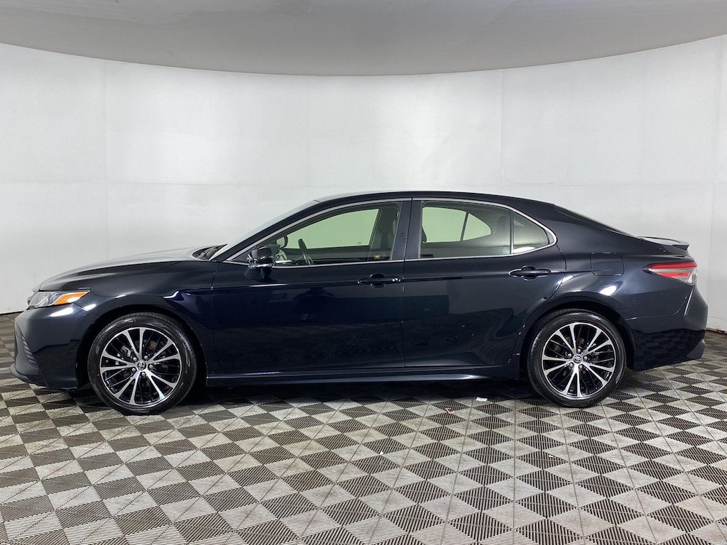 Used 2018 Toyota Camry SE Sedan