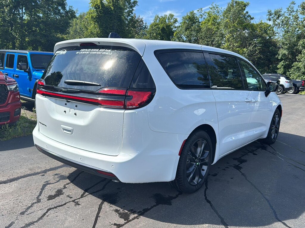 Used 2026 Chrysler Pacifica Select MiniVan