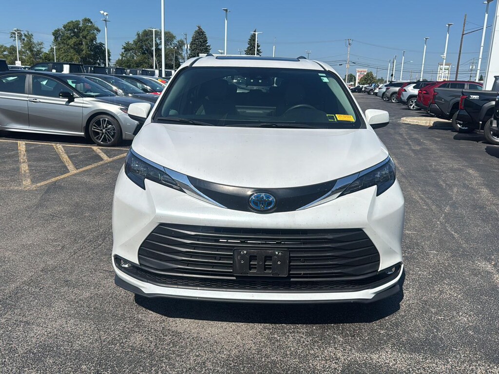 Certified 2025 Toyota Sienna XLE Van