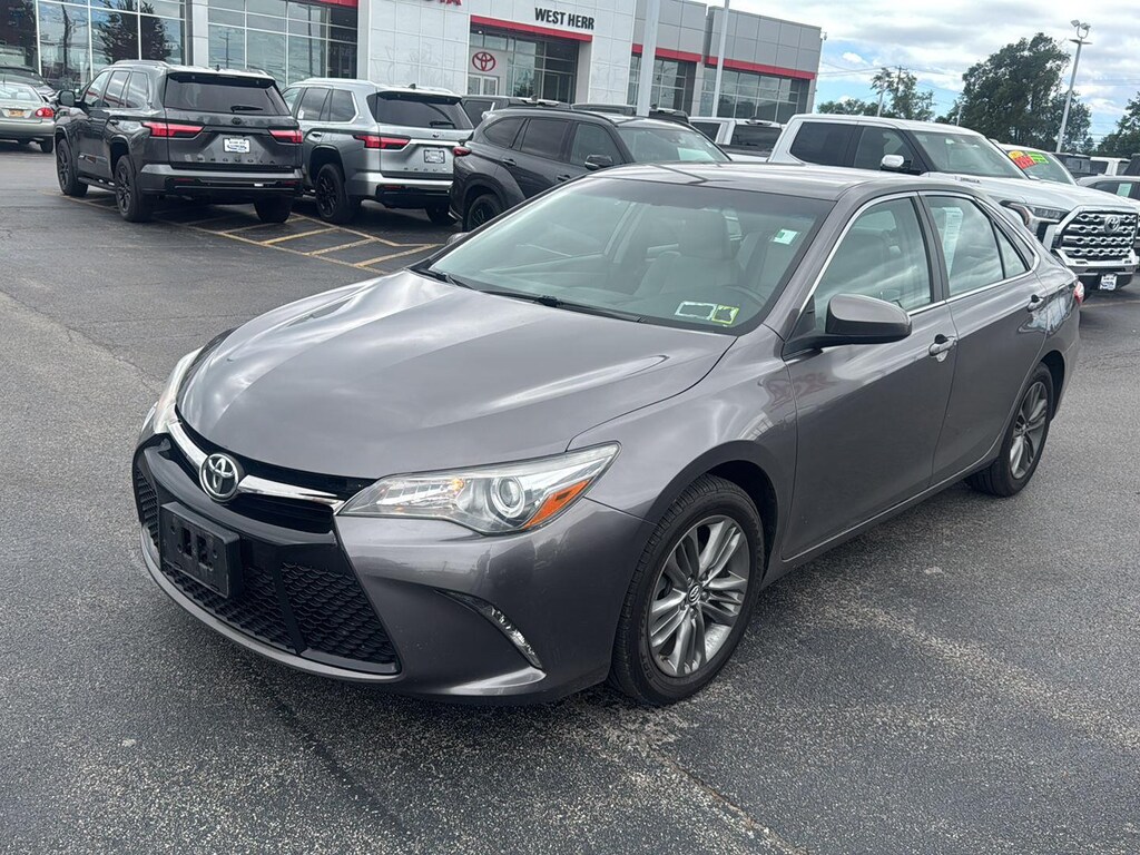 Used 2016 Toyota Camry SE Sedan