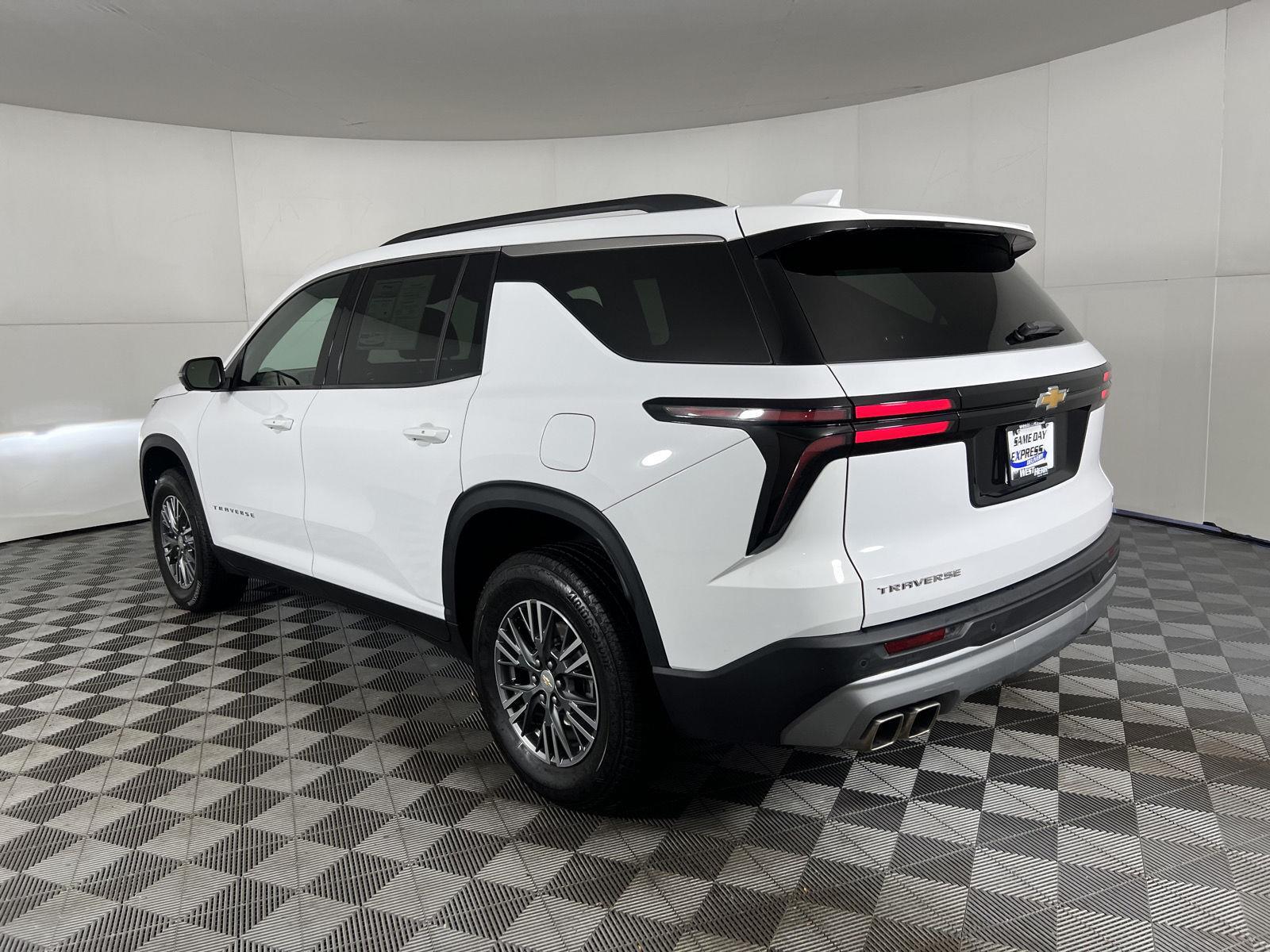 Used 2024 Chevrolet Traverse FWD LT SUV