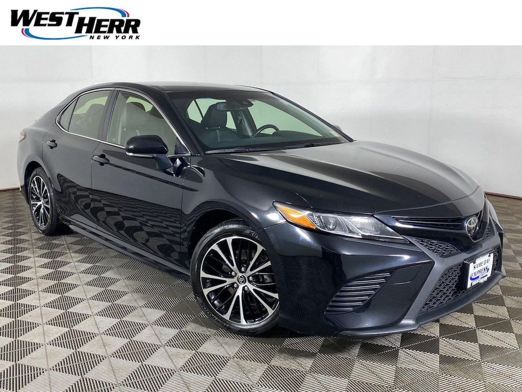 Used 2018 Toyota Camry SE Sedan