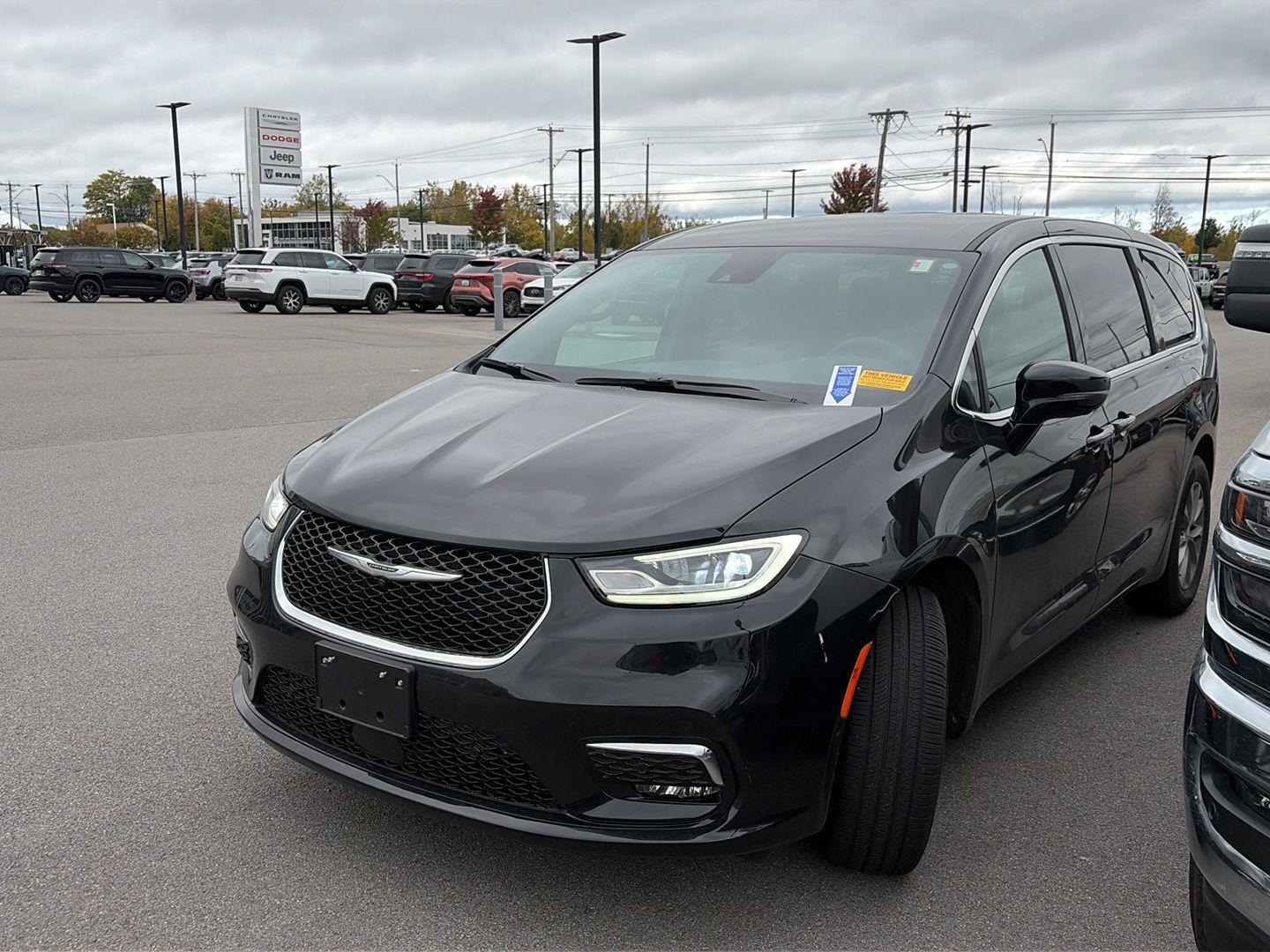 Used 2026 Chrysler Pacifica Select Van