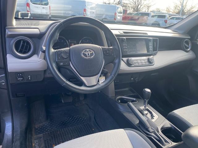 2016 Toyota RAV4 LE photo 3