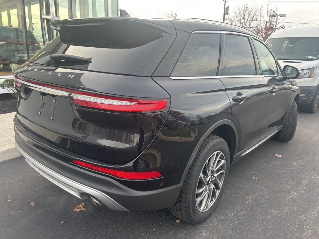 2022 Lincoln Corsair Standard photo 3