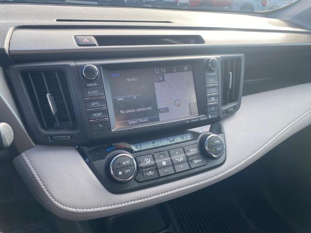 2016 Toyota RAV4 LE photo 4