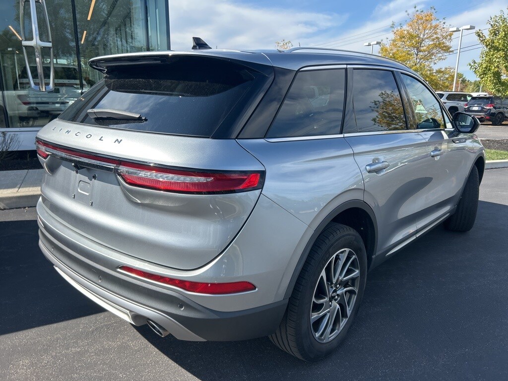 2022 Lincoln Corsair Standard photo 3