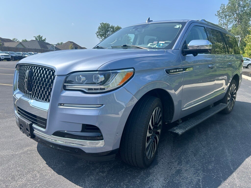 2022 Lincoln Navigator Black Label photo 2