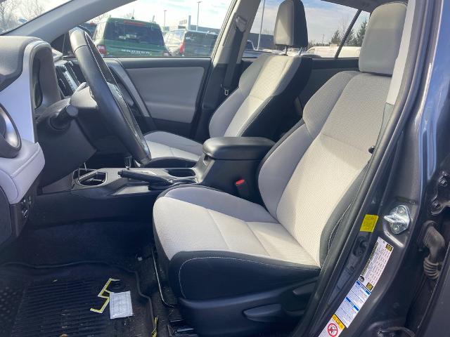 2016 Toyota RAV4 LE photo 2