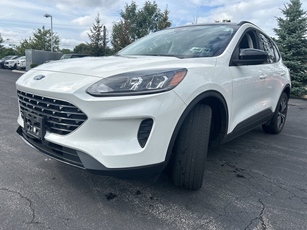 2022 Ford Escape SE photo 2