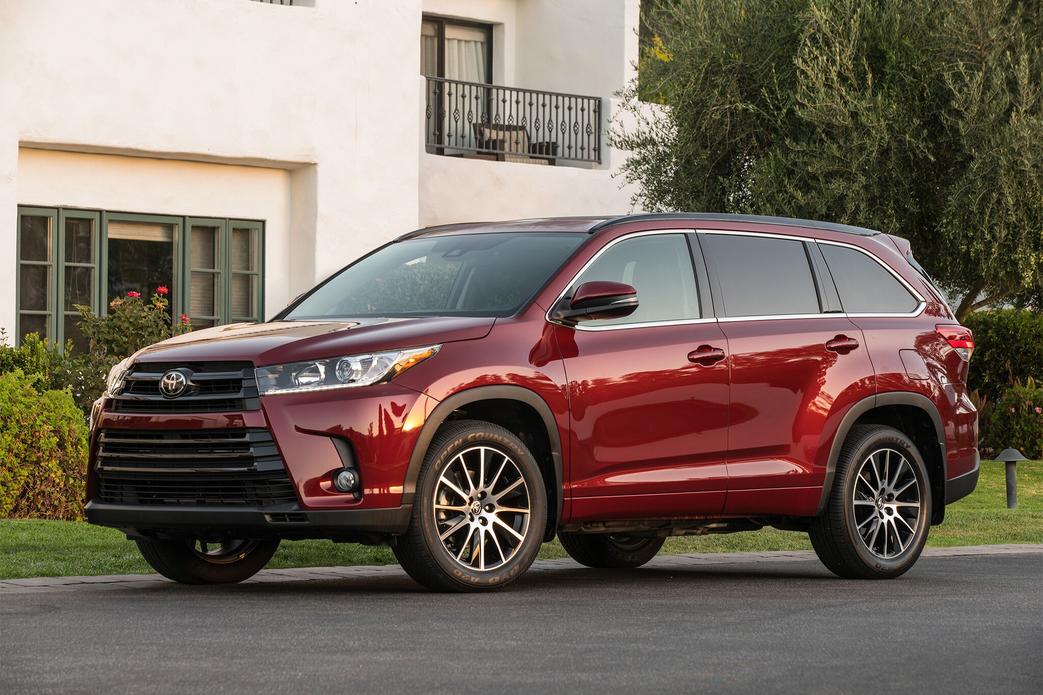 2017-Toyota-Highlander-SE-front-three-quarter-02.jpg