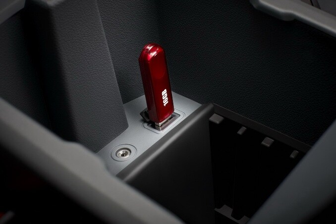 2012-Ford-C-MAX-Minivan-usb (s).jpg