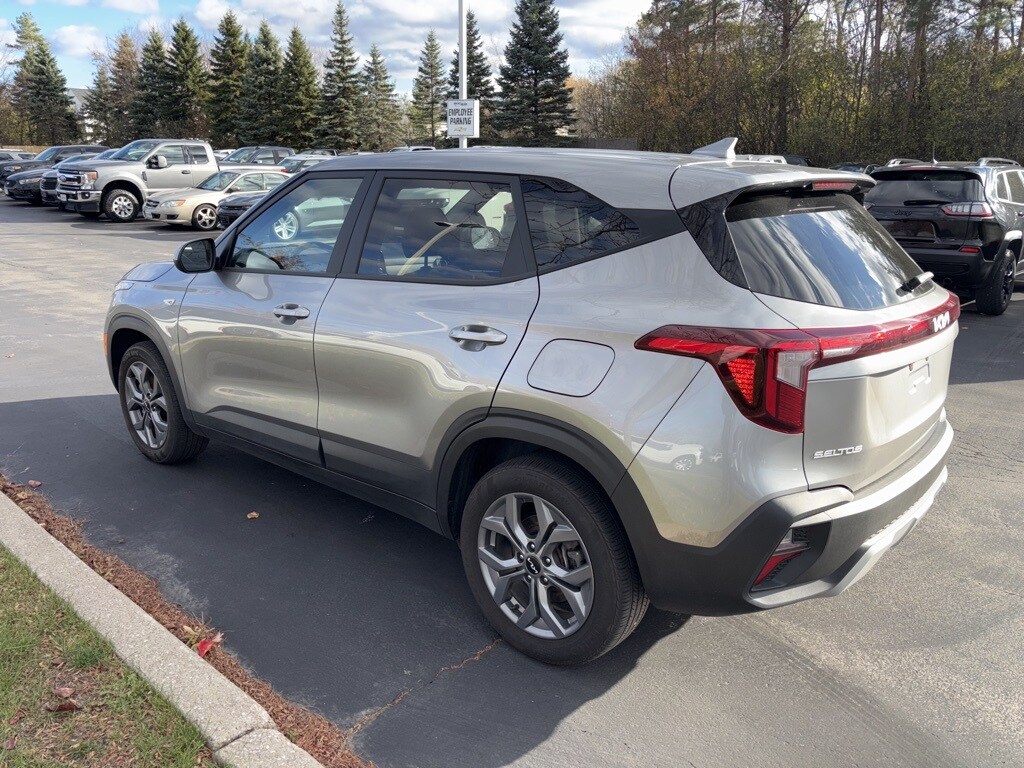2024 Kia Seltos LX photo 3