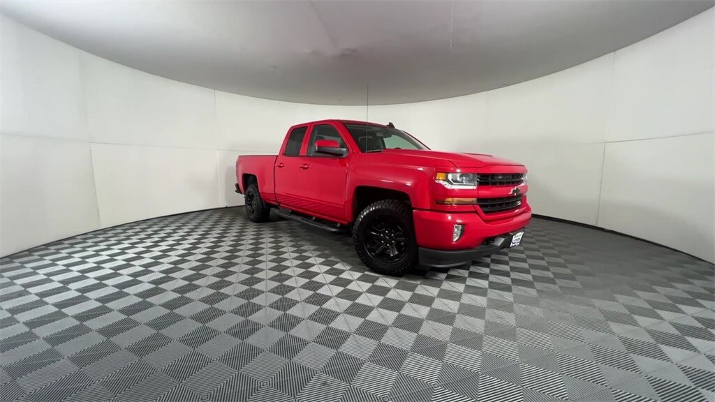 2016 Chevrolet Silverado 1500 LT photo 2