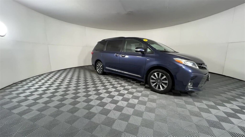 2018 Toyota Sienna Limited Premium photo 2