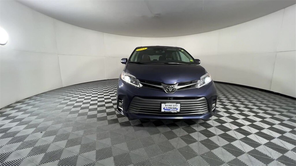 2018 Toyota Sienna Limited Premium photo 3